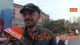 Berlusconi ricoverato, il fan dal Salento: Non mi muovo finchè Silvio non esce