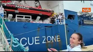 La nave Geo Barents sbarca a Brindisi, l'applauso dei migranti all'arrivo