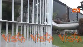 L'abbraccio tra Marina, Piersilvio e Barbara Berlusconi all'uscita dal San Raffaele