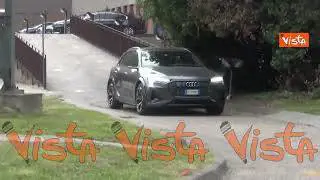 Luigi Berlusconi esce dal San Raffaele e alza il pollice ai cronisti