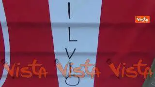 "W Silvio!". Bandiere di Monza e Forza Italia davanti al San Raffaele