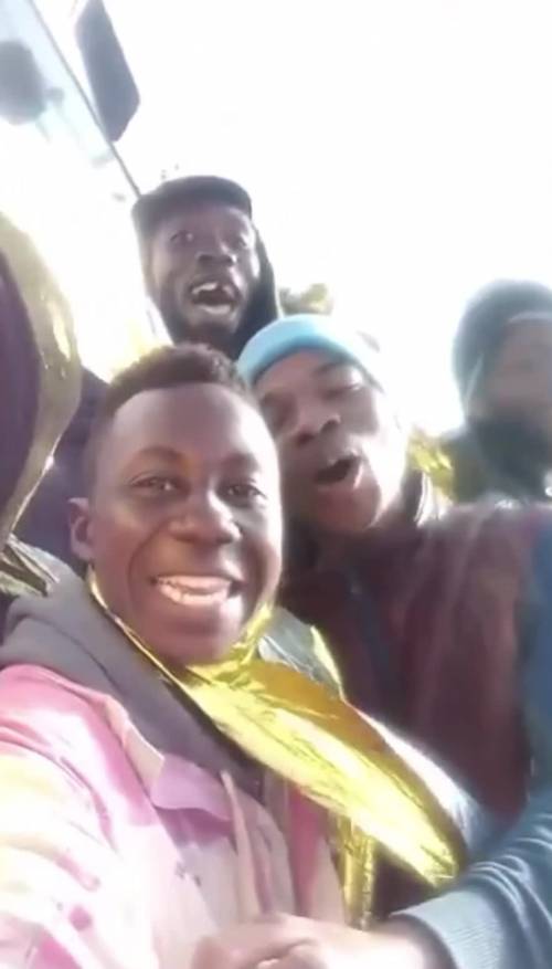 I migranti festeggiano a bordo della motovedetta d'altura