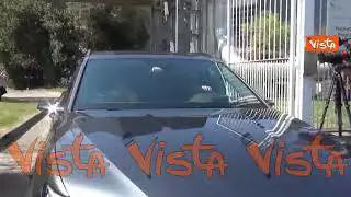 Luigi Berlusconi esce dal San Raffaele, annuisce a chi chiede se il padre sta meglio