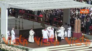 Papa Francesco arriva in Piazza San Pietro per la messa di Pasqua