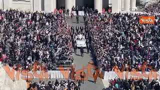 Papa Francesco tra la folla in Piazza San Pietro dopo la messa di Pasqua