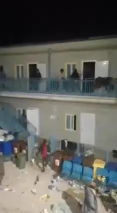 Migranti, maxi rissa nell'hotspot di Lampedusa