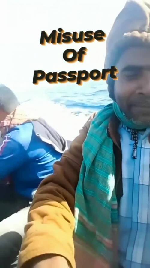 Migranti sui barconi strappano i passaporti