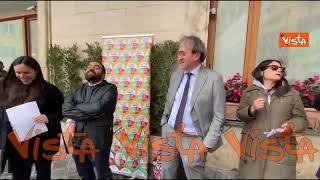 Un contestatore durante flashmob Verdi-Sinistra: Almirante era un falso, ma voi non fate i cretini