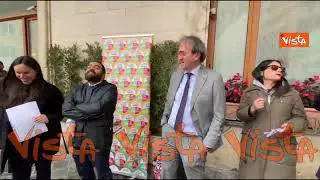 Un contestatore durante flashmob Verdi-Sinistra: Almirante era un falso, ma voi non fate i cretini