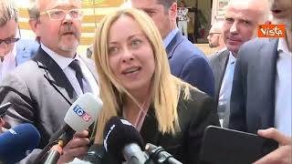 Meloni posa in foto con i cronisti dopo il punto stampa in Etiopia