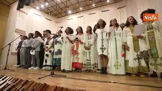 Meloni canta l'inno di Mameli con gli studenti della scuola Galilei di Addis Abeba