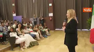Meloni in visita alla scuola Galilei di Addis Abeba: "Studiate sempre"