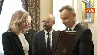 Mattarella riceve la massima onorificenza polacca dal Presidente Duda