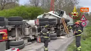 Scontro tra tir a Latina, Vigili del Fuoco estraggono autista bloccato nella cabina di guida