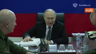 Putin in visita a base militare russa a Kherson regala icona ai soldati per la Pasqua ortodossa