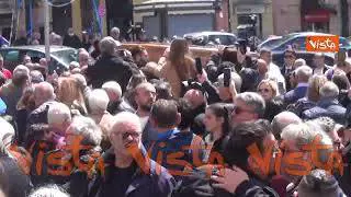Addio a Federico Salvatore, l'applauso all'uscita del feretro dopo i funerali a Napoli