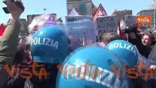 Manifestazione a sostegno dei migranti, scontri a Napoli