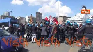 Piantedosi a Napoli, lancio di ortaggi e vernice rossa alla Stazione Marittima