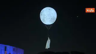 Roma lancia la candidatura a Expo 2030 con uno spettacolare volo di droni sul Colosseo