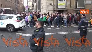 25 aprile, i fischi della folla per un autobus che blocca la visuale all'altare della Patria