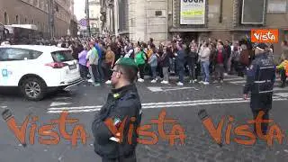 25 aprile, i fischi della folla per un autobus che blocca la visuale all'altare della Patria