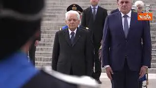 25 Aprile, gli onori militari per Mattarella al termine della cerimonia all'altare della Patria