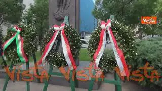 25 aprile, le corone deposte al Monumento ai Quindici Martiri a Piazzale Loreto
