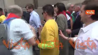 Elly Schlein accolta dagli applausi al suo arrivo al corteo del 25 aprile a Milano