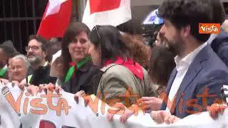 Elly Schlein canta "Bella ciao" al corteo del 25 aprile a Milano