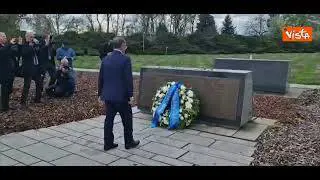 25 Aprile, La Russa lascia farfalle di carta su lapide lager Terezin in Repubblica Ceca