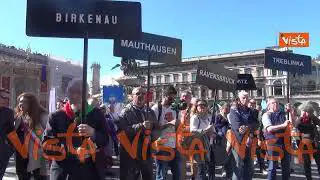 25 aprile a Milano, cartelli con scritti i nomi dei campi di concentramento a piazza Duomo