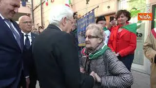 Mattarella depone una corona d'alloro presso la lapide commemorativa dell'eccidio di Boves