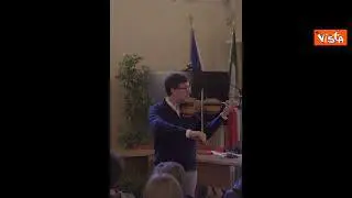 Dario Nardella suona il violino di un ex soldato della Resistenza il 25 aprile