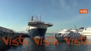 Geo Barents a Napoli, lo sbarco dei migranti in porto