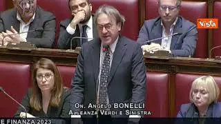 Bonelli mostra in Aula alla Camera un cartello con la "Venere influencer"