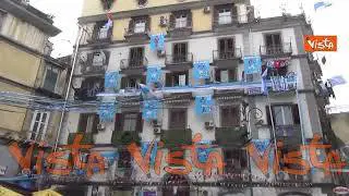 Il maxi tricolore sul ponte della Sanità a Napoli