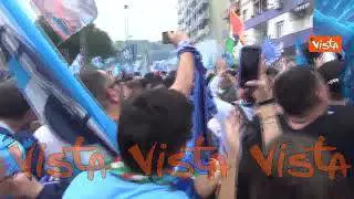 Dalla finestra annunciano secondo goal dell'Inter alla Lazio, tifosi in festa al Maradona