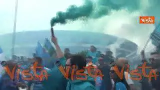 Scudetto Napoli. Bandiere e fumogeni, i tifosi festeggiano davanti allo stadio