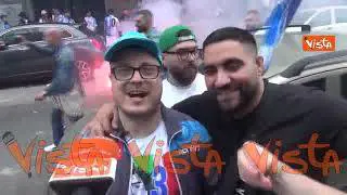Scudetto Napoli, gioia incontenibile davanti allo stadio di Napoli