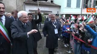 Tanti bambini accolgono Mattarella a Cesena con bandierine tricolori e cori