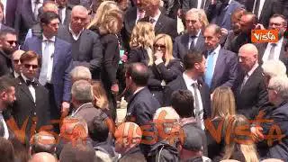 Funerali Andrea Augello, l'uscita del feretro da Santa Maria in Ara Coeli tra gli applausi