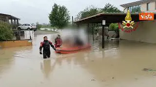 Maltempo nel ravennate, Vigili del Fuoco salvano persone con il gommone