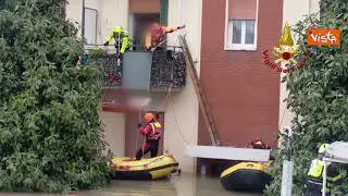 Alluvione Emilia Romagna, a Faenza i Vigili del Fuoco evacuano persone con i gommoni