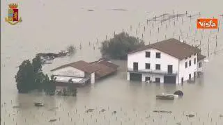 Alluvione Emilia Romagna, i campi allagati tra Imola e Faenza visti dall'alto