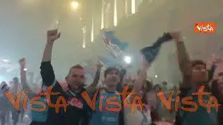 Scudetto Napoli, il corteo dei tifosi in Via Toledo per la vittoria