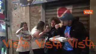 Scudetto Napoli, pausa pizza per i tifosi tra primo e secondo tempo della sfida contro l'Udinese