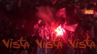 Il tripudio di bandiere a Piazza del Plebiscito per i festeggiamenti dello scudetto