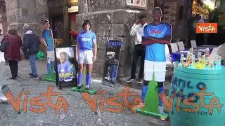 A Napoli il giorno dopo lo scudetto è ancora festa, tanti con maglietta della squadra di Spalletti