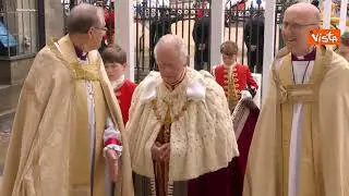 Re Carlo III arriva a Westminster su una carrozza dorata