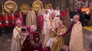 "God save the king", l'arcivescovo di Cantebury incorona Re Carlo III